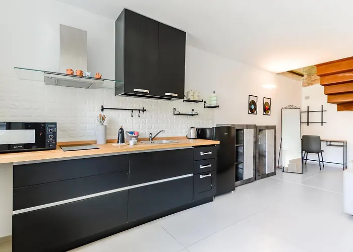 Guesthost - Angelica - In