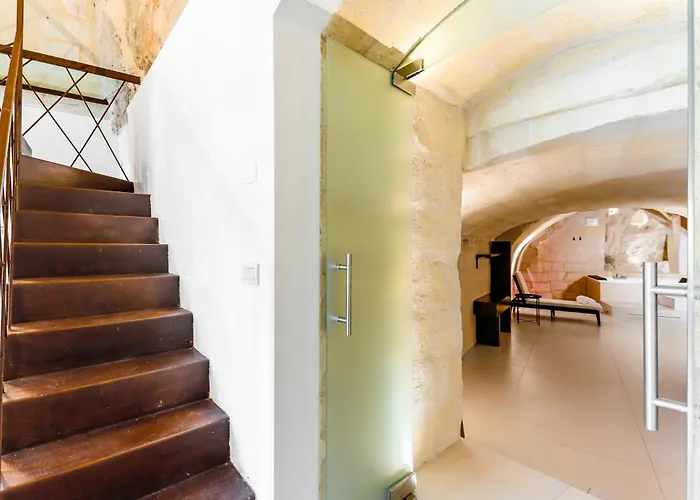 Guesthost - Angelica - In